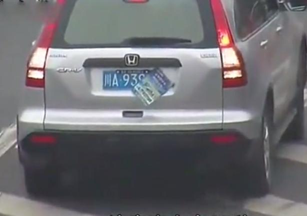 高速走错道,用纸遮挡号牌开始倒车,结果