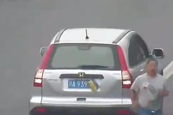 高速走错道，用纸遮挡号牌开始倒车，结果