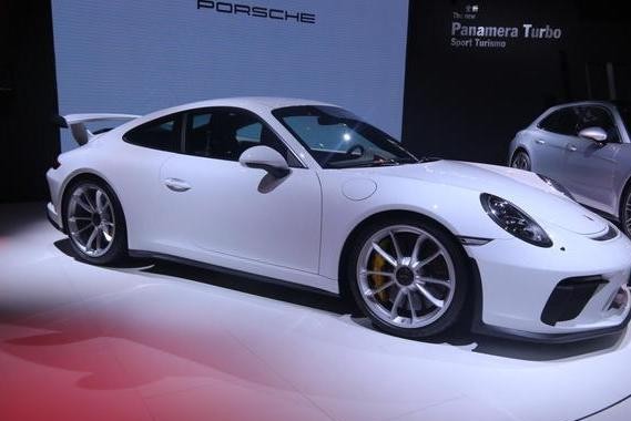 保时捷也能推旅行车？能竞速也能安家，舒适度爆棚