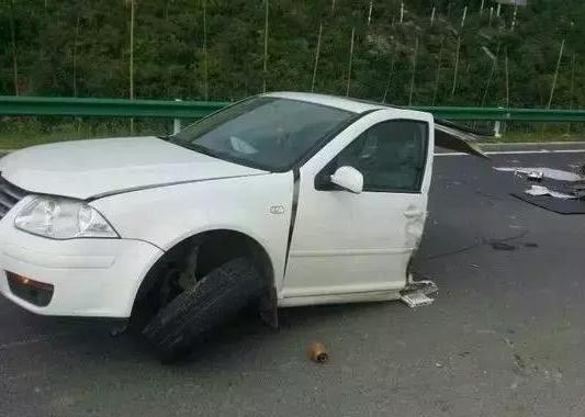 GS4被撞断是国产车的原因？速度面前，一切都是浮云