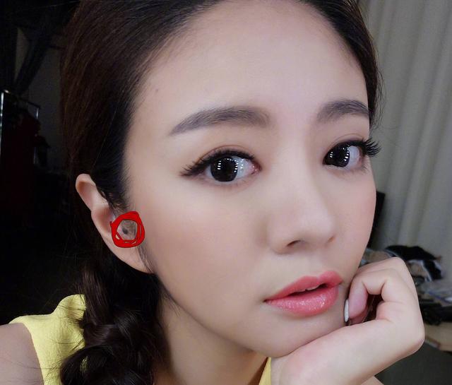 大眼睛红嘴唇,安以轩婚后好惊艳!网友:耳朵痣真棒