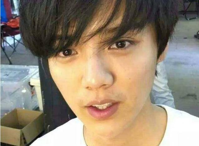 男星素颜照大公开:王俊凯一脸痘,吴亦凡显老