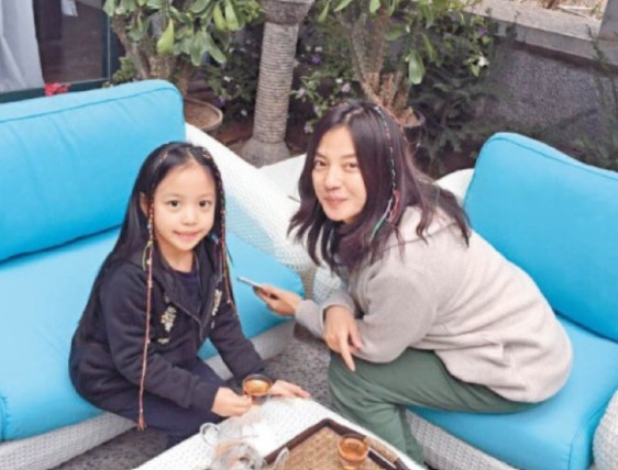 赵薇派保姆车送女儿开学,"小四月"长发及腰扎长辫
