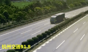 车上翘二郎腿的行为很危险,特别是在高速上