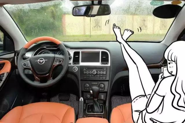 车上翘二郎腿的行为很危险,特别是在高速上