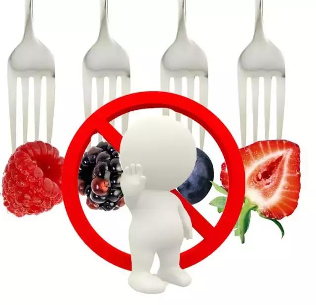 车上翘二郎腿的行为很危险,特别是在高速上