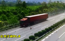 车上翘二郎腿的行为很危险,特别是在高速上