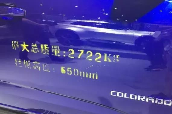 这辆皮卡威猛如坦克 但喷字大煞风景