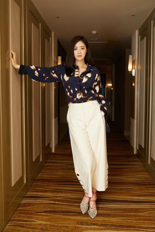 蒋欣出席活动,皮裙都快要撑破了,网友:又胖了吗