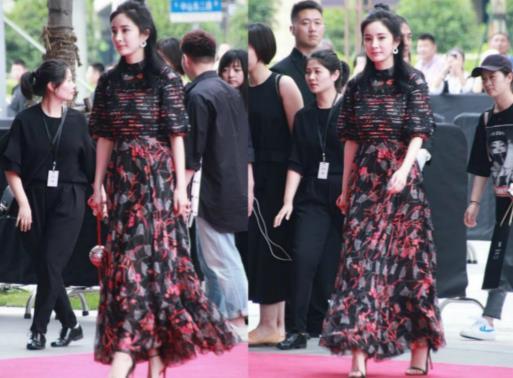 关晓彤裙子越穿越短,网友:穿黑色裙子都透明到