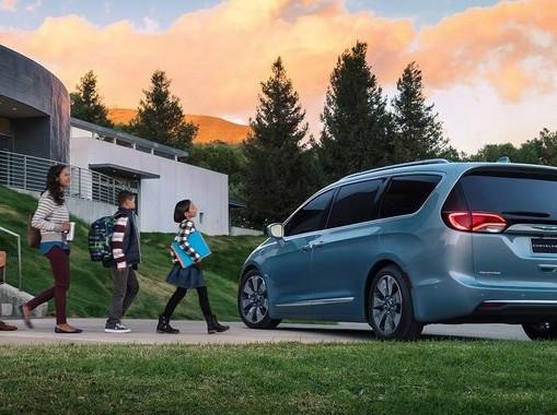 进口MPV超帅气，丑的埃尔法不把它当回事