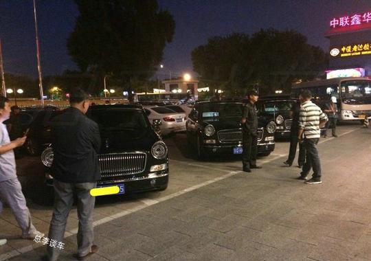 饭店门前停3辆红旗，派专人看护，迈巴赫瞬间没气场