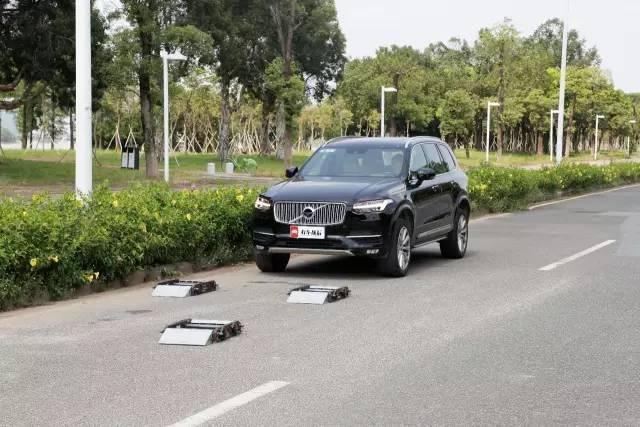 号称地球上最安全的SUV,没想到四驱系统也这么NB