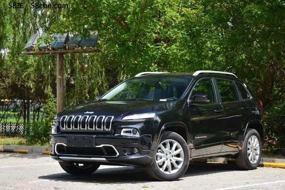 Jeep自由光2.4L专业版上市 售24.98万元