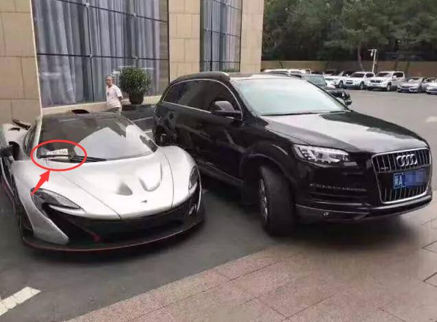 酒店停了台临牌车,旁边豪车做件事,车主100万没了