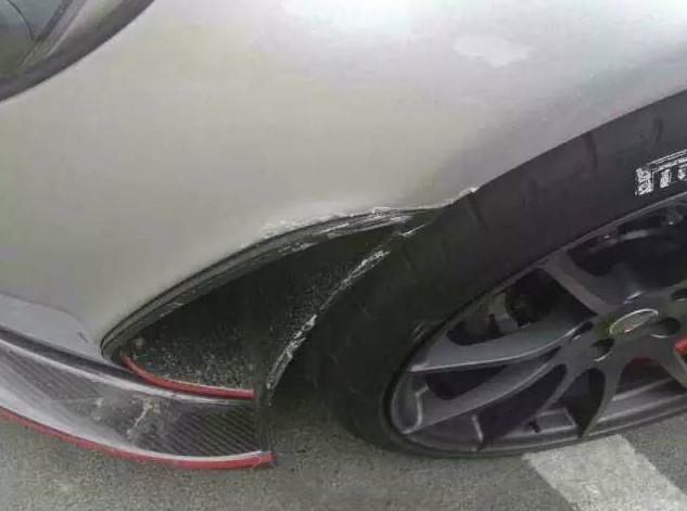 酒店停了台临牌车,旁边豪车做件事,车主100万没了