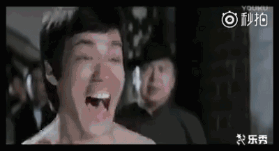 《精武门》李小龙面对子弹凌空飞起,定格,枪声和音乐响起的经典画面