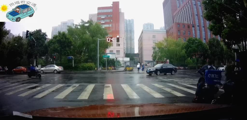 路口电动车闯红灯撞上小轿车，谁的责任大