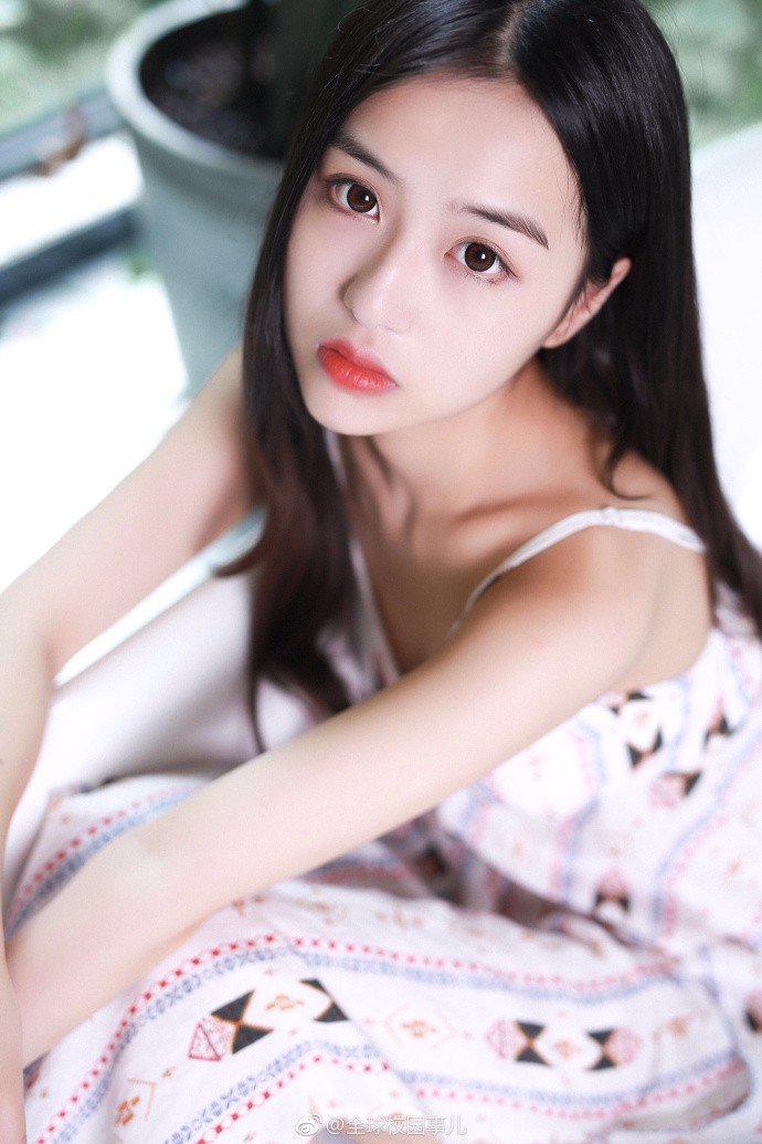 她叫盛雅茗 165 处女座 喜欢旅游 拍照 明年就将去往国外念书  微博id