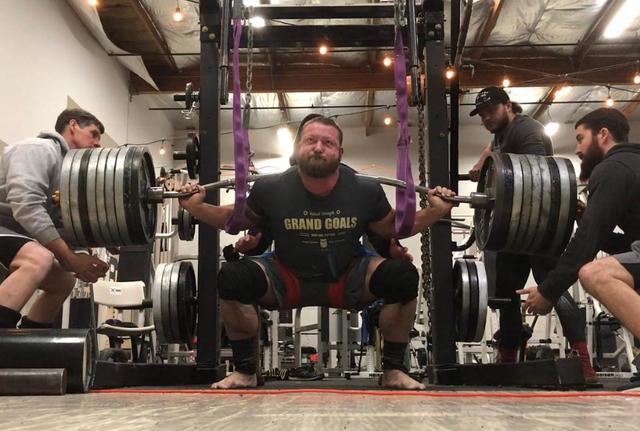 怕杠铃深蹲不安全?教你简易式练腿姿势_健美