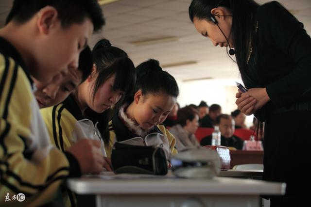 教师图片v教师又掀2个新波澜,退休教师的春天来了!高中女工资图片
