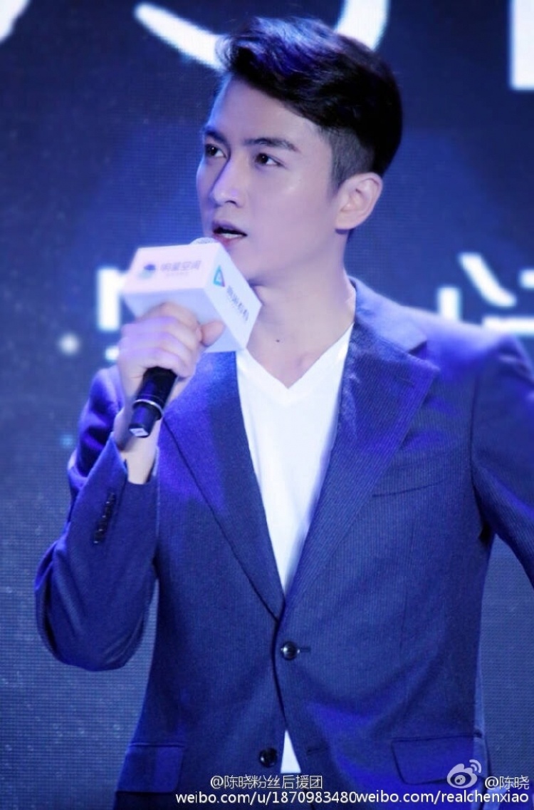 当女明星把头发剪短时,男明星的头发却越来越长了.