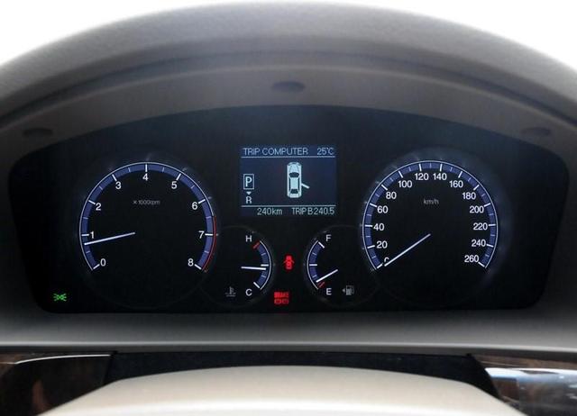 车头像奔驰S级,车尾像宝马,听到车名却没人敢买了