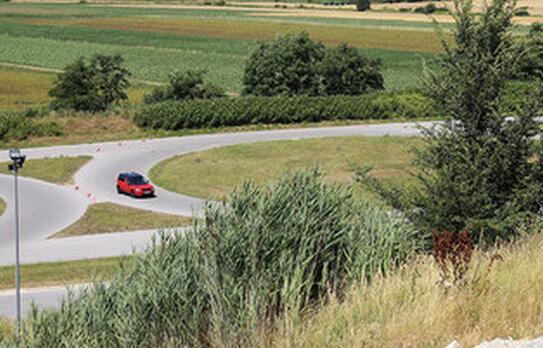 这个问题彻底解决:汽车到底多久换一次机油最