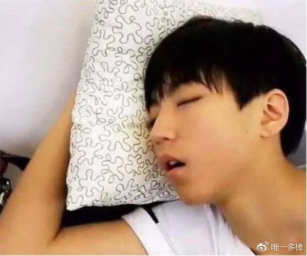 明星睡觉被偷拍简直亮了 王俊凯睡到忘我