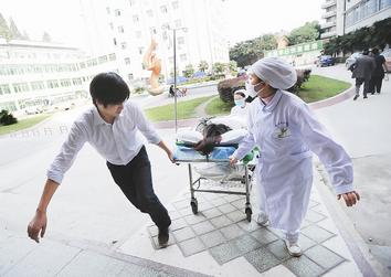 孕妇上完厕所见红后仍看手机,婆婆跑来厕所看