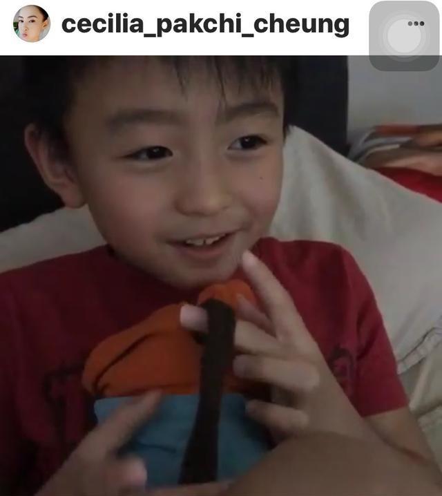 看了谢霆锋和陈冠希的幼年照终于明白张柏芝儿子像谁