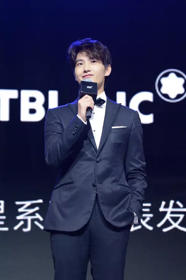 杨洋穿宝蓝色西服出席活动,气质沉稳又不失时尚帅气