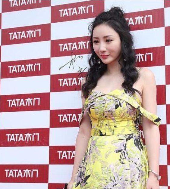 柳岩穿衣真大胆，衣服要掉不掉的看得人好尴尬！