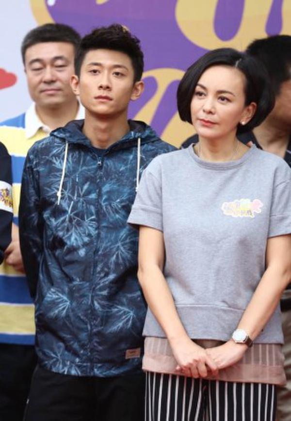 儿子和母亲站一起,感觉还可以吧?