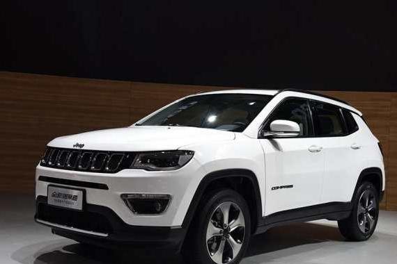 Jeep指南者外观硬朗,内饰时尚配置高, 四驱性能很强