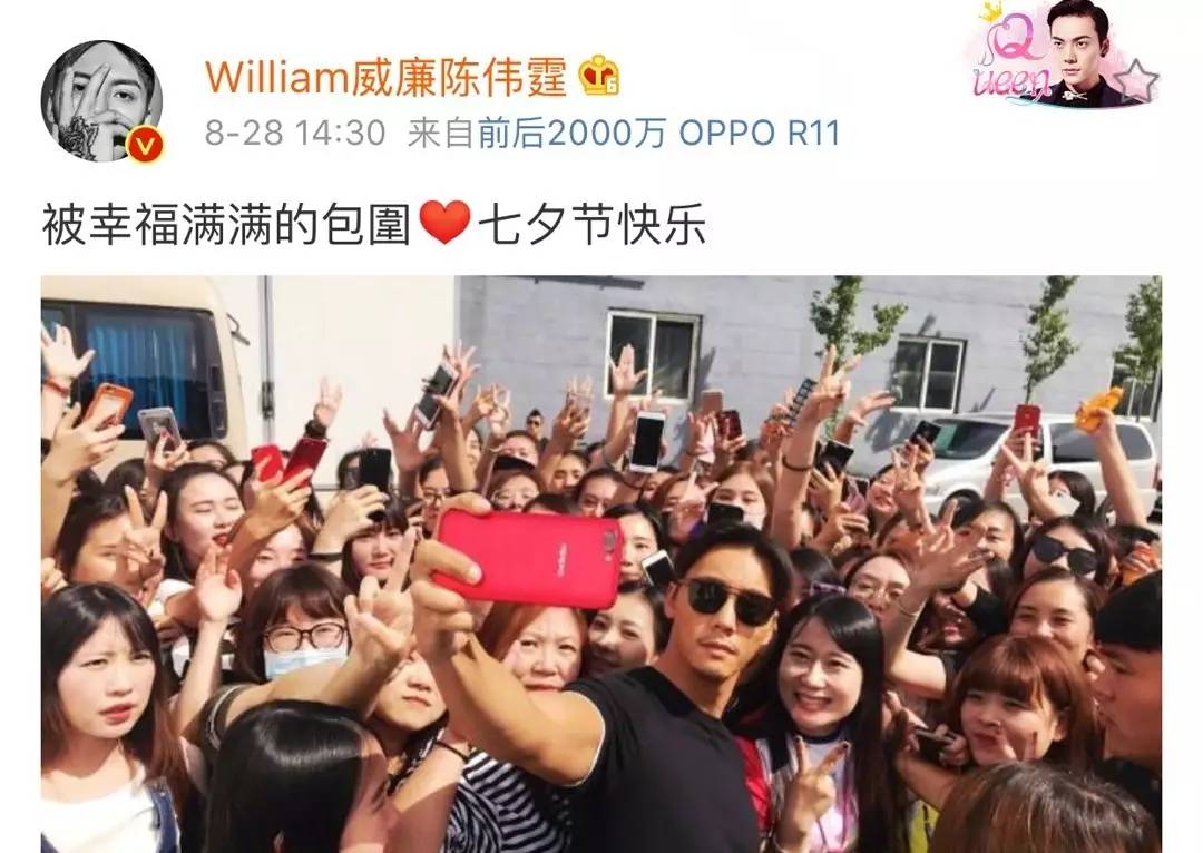 有粉丝给他情书,让他回去再看,免得会害羞,结果陈伟霆很反套路的一边拆一边说:“那我现在就让你害羞。”