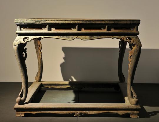 天津马可乐古典家具艺术博物馆中珍藏的高束腰三弯腿供桌