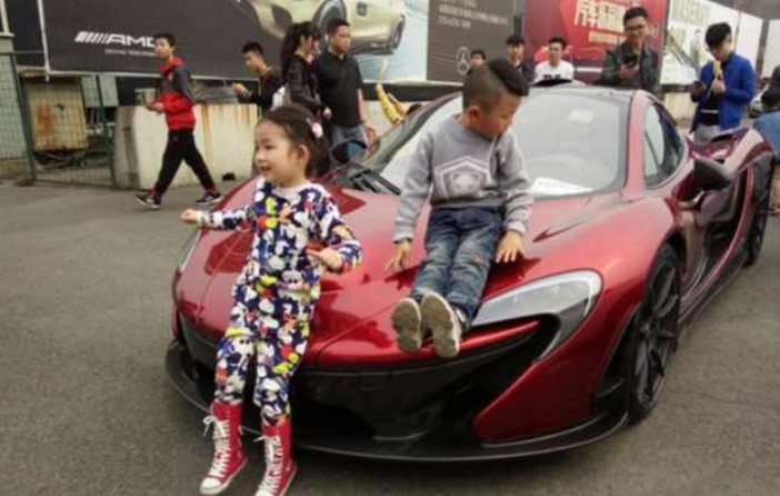 豪车停路边被孩子当成滑梯,家长不劝小孩,还一