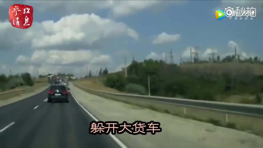 失控大货车侧翻 SUV神走位躲避险被撞