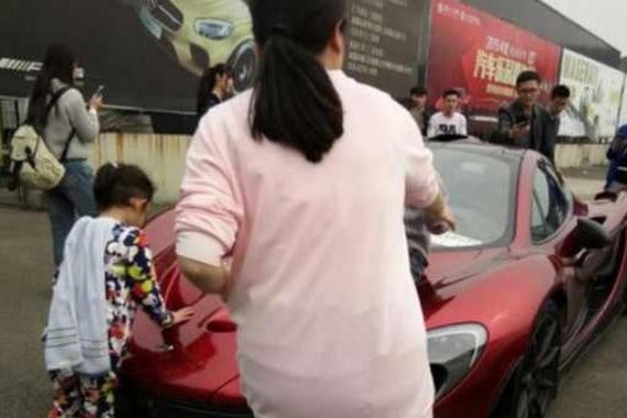 豪车停路边被孩子当成滑梯，家长不劝小孩，还一起玩