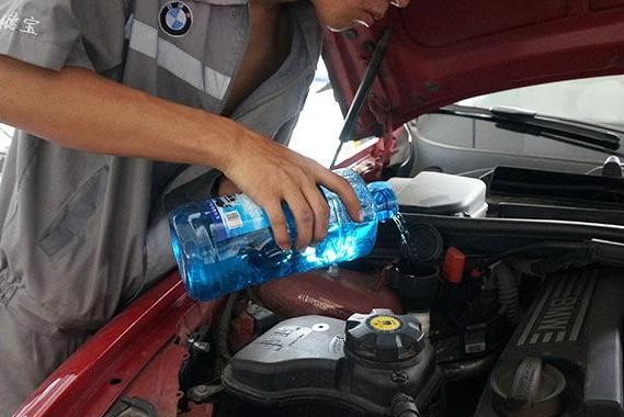 玻璃水除了清洗玻璃 还有三大妙用 知道真是太可惜了