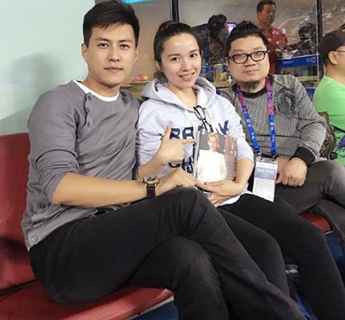 41岁靳东全家生活照，老婆比他还出名，素颜超美