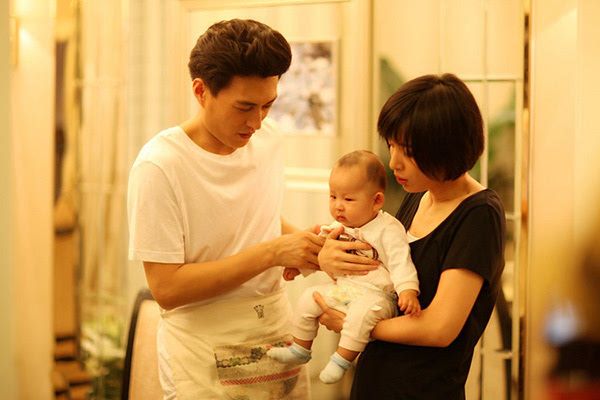 41岁靳东全家生活照，老婆比他还出名，素颜超美