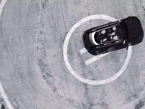 市面上已经很多叫X7的车了，宝马X7概念车才来……