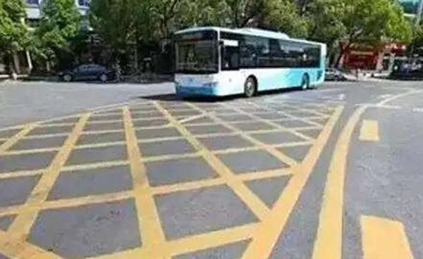 左转直行都是红灯,掉头了但没妨碍交通,为啥还被罚