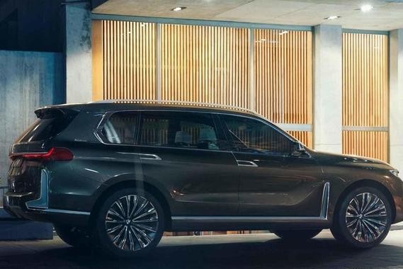 市面上已经很多叫X7的车了，宝马X7概念车才来……