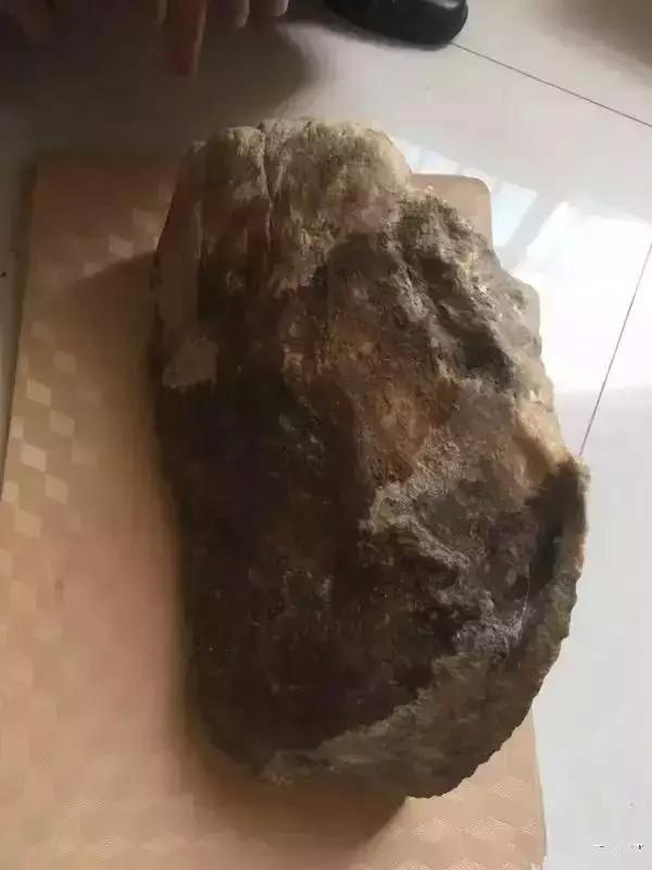 100斤的翡翠原石一刀竟切出“国宝”，身价暴涨百倍