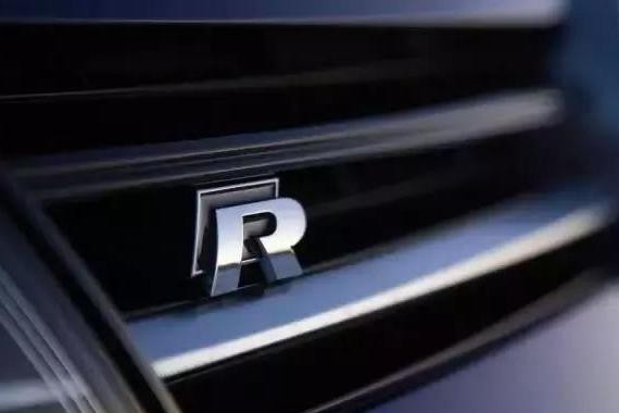 直线加速竟然干爆兰博基尼 可把高尔夫R牛逼坏了