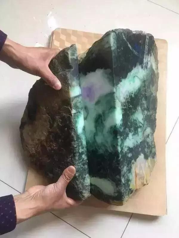 100斤的翡翠原石一刀竟切出“国宝”，身价暴涨百倍