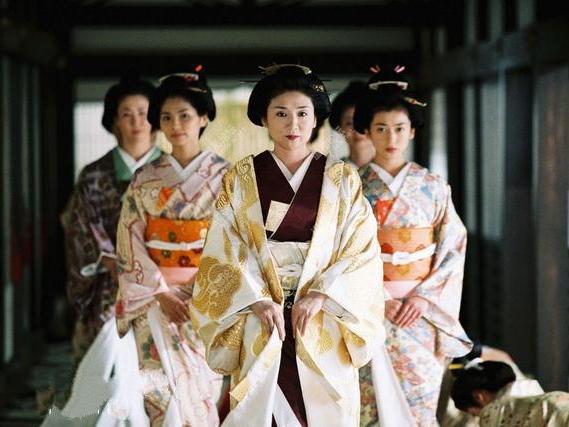 日本天皇的妃嫔阁里，为啥不住女人?与中国皇帝有啥不同?